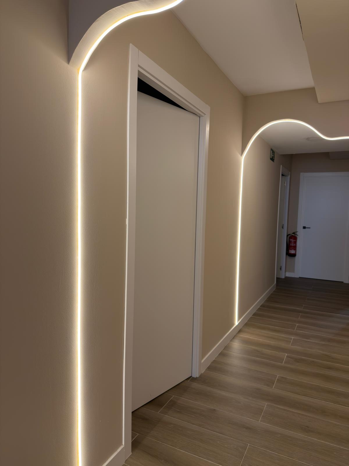 Puerta entreabierta de cabina de SILENCIUM